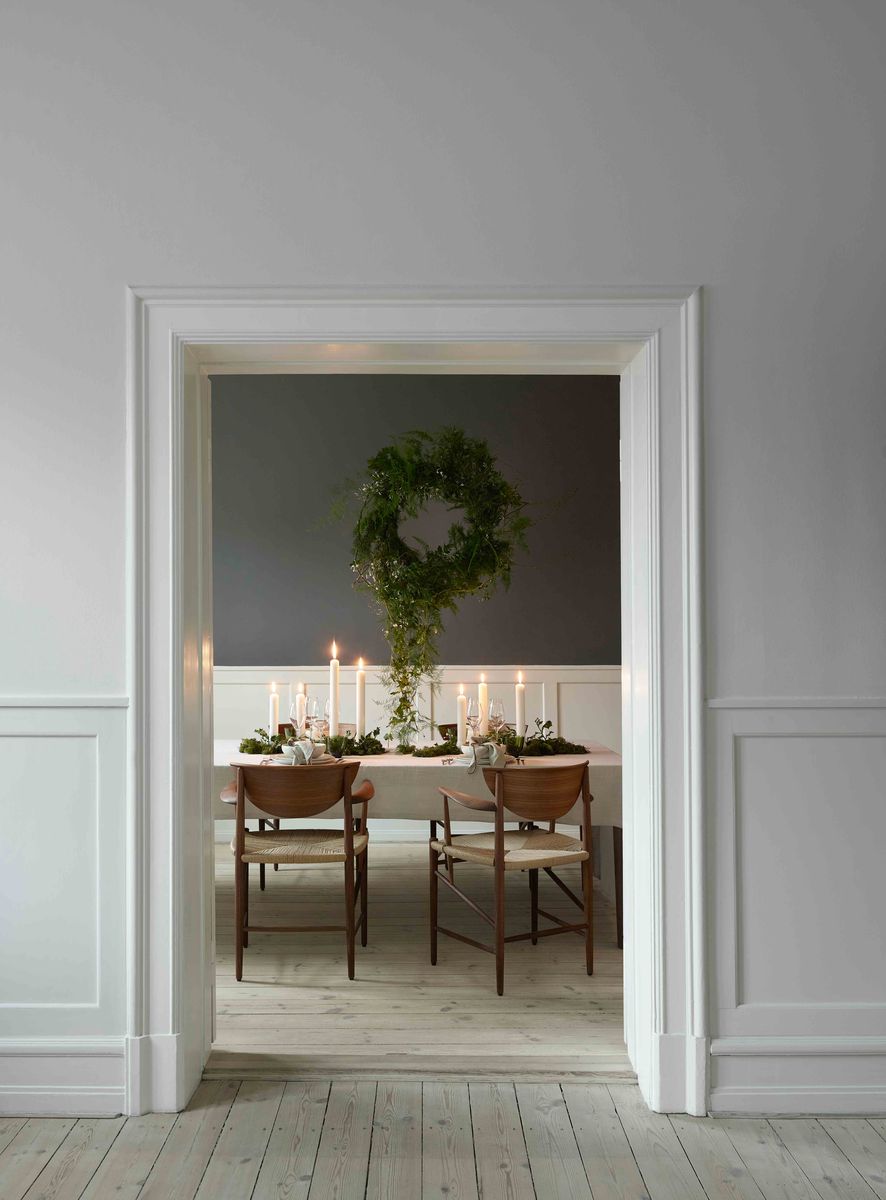 Boligfoto — julebord med grøn krans